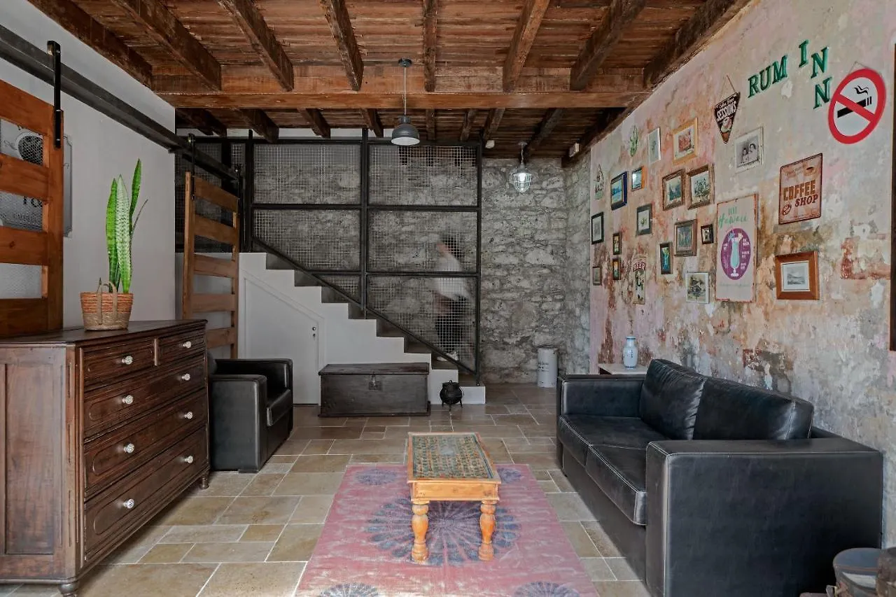 Hostel The Rum Inn Calheta